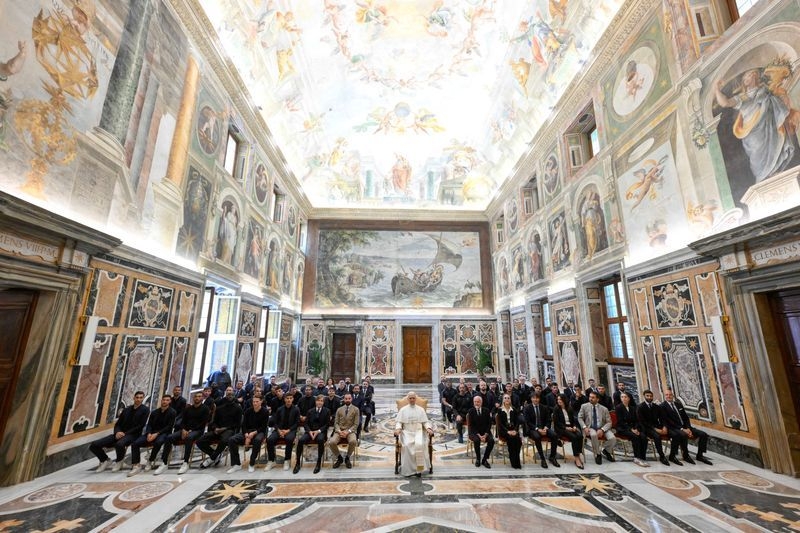 Soccer-Pope Leo meets Italian Serie A champions Napoli