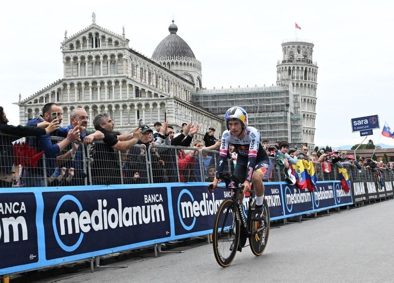 Cycling-Roglic abandons Giro d'Italia, Martinelli crashes