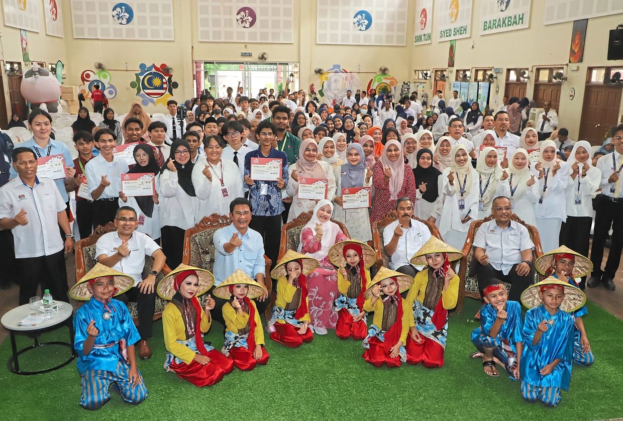 ‘Corporate support crucial for B40 students'