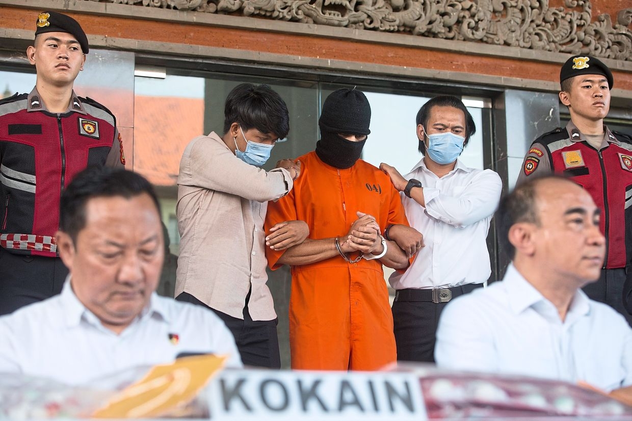 Australian man held over smuggling cocaine to Bali