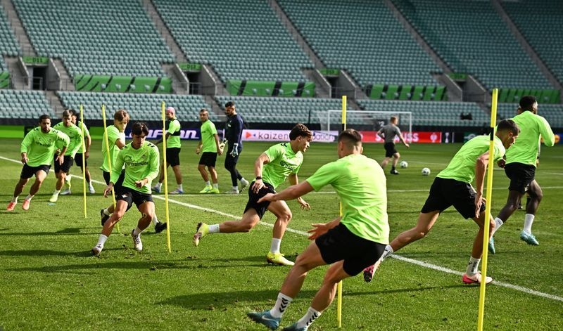 Soccer-Betis chase history as chance to overshadow Sevilla fires up fans