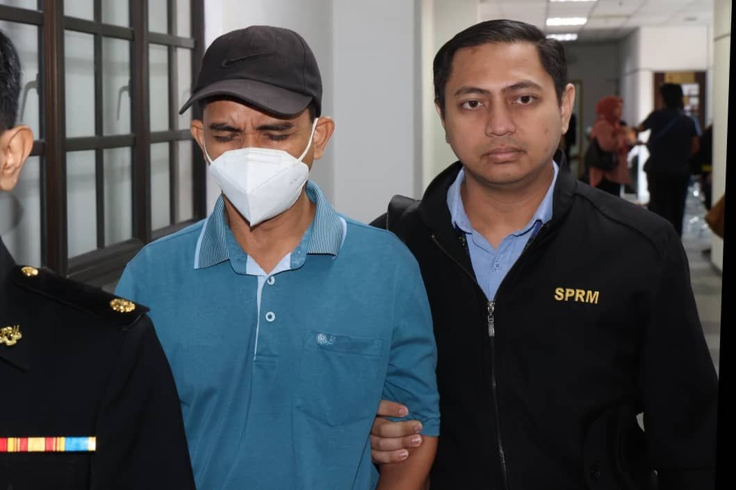 Mersing traffic cop charged with accepting RM1,000 as bribe