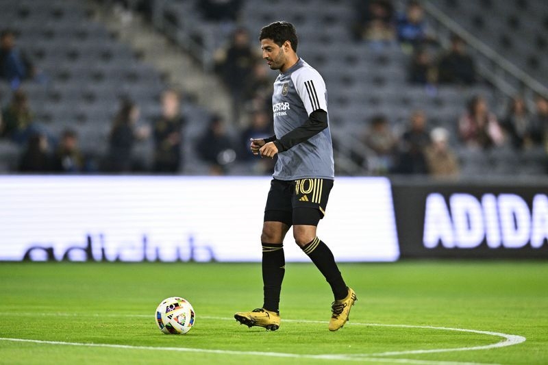 Soccer-Former Arsenal, Sociedad attacker Vela retires