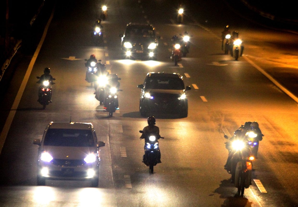 Spike in heavy vehicles hogging fast lane raises alarm