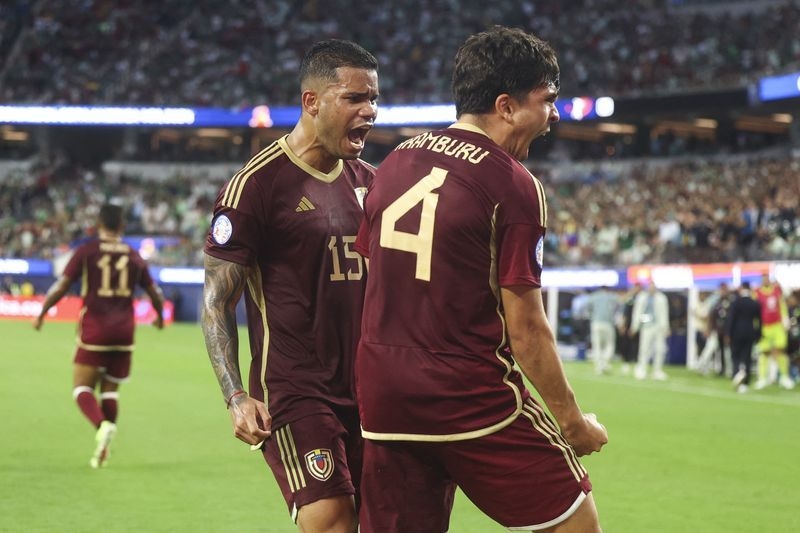 Soccer-Venezuelan Navarro reports xenophobic remark during Copa Libertadores clash