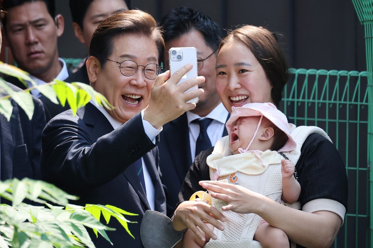 South Koreans begin early voting in presidential poll