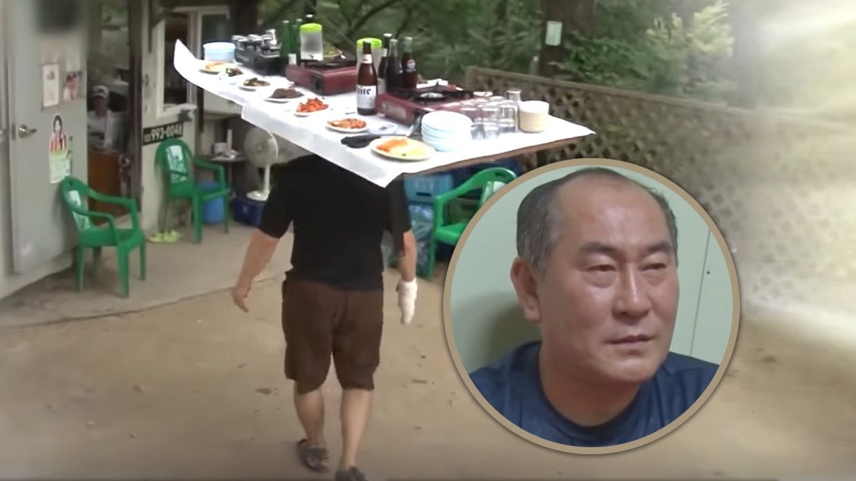 Korean eatery boss wows diners, balances table full of dishes on head while serving