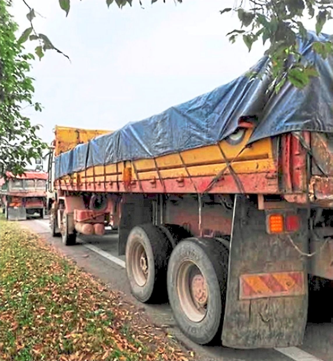 Drivers ditch overloaded lorries before roadblock