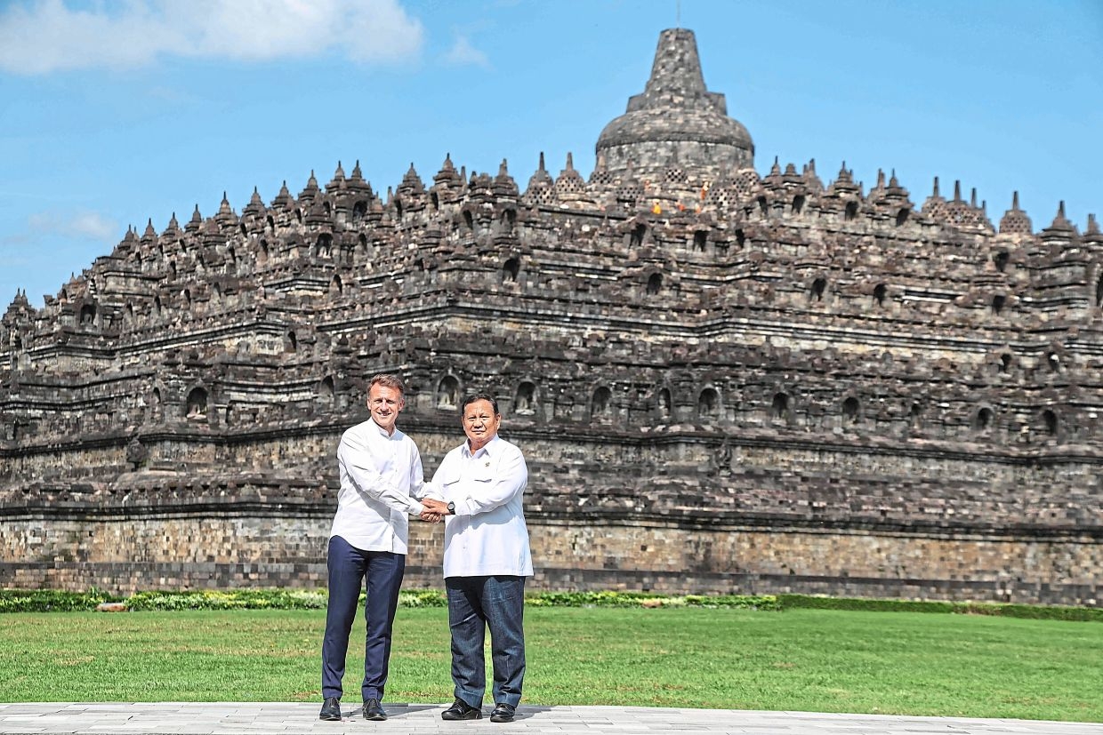 Macron decorates Prabowo, affirms culture links