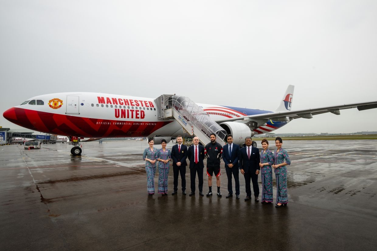 Malaysia Airlines debuts special Manchester United livery during 2025 Asia post-season tour