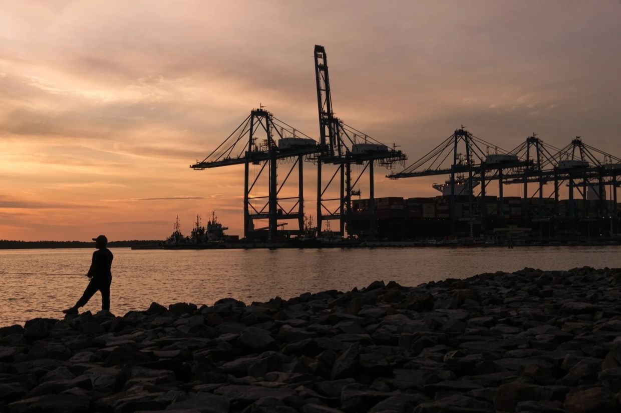 Oil tankers going dark off Malaysia as Iran trade draws scrutiny