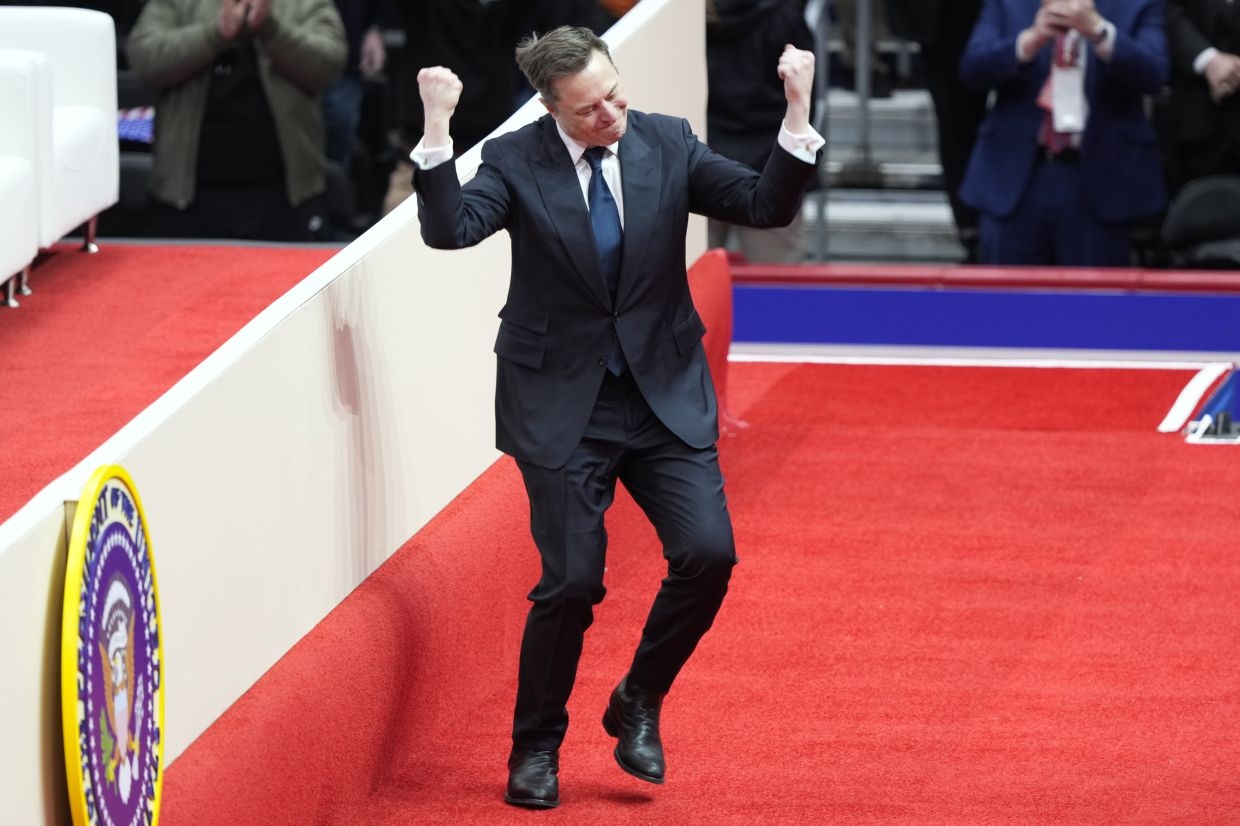 As Musk exits, he sees his projects unraveling, inside and outside government