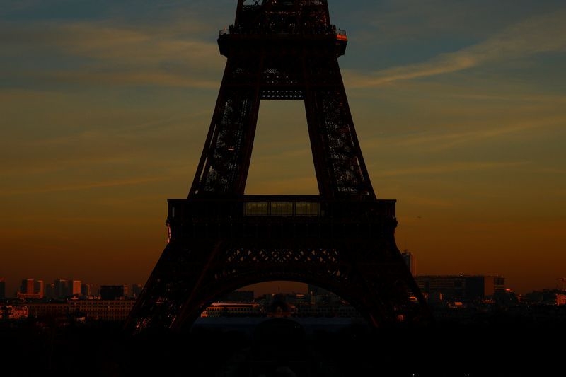 Soccer-Eiffel Tower set to sparkle for PSG's big European night