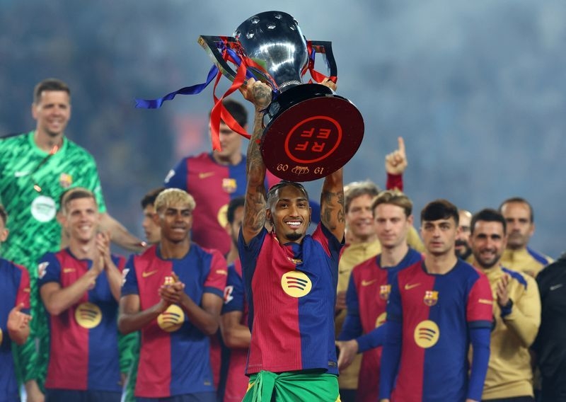 Soccer-Flick convinced Raphinha to stay at Barcelona