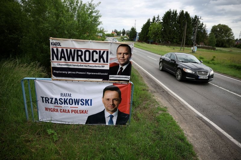 Punch-ups and tobacco pouches: Polish presidential race gets personal