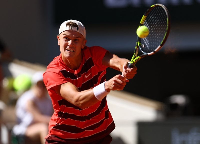 Tennis-Rune survives five-setter against local hero Halys to reach French Open fourth round