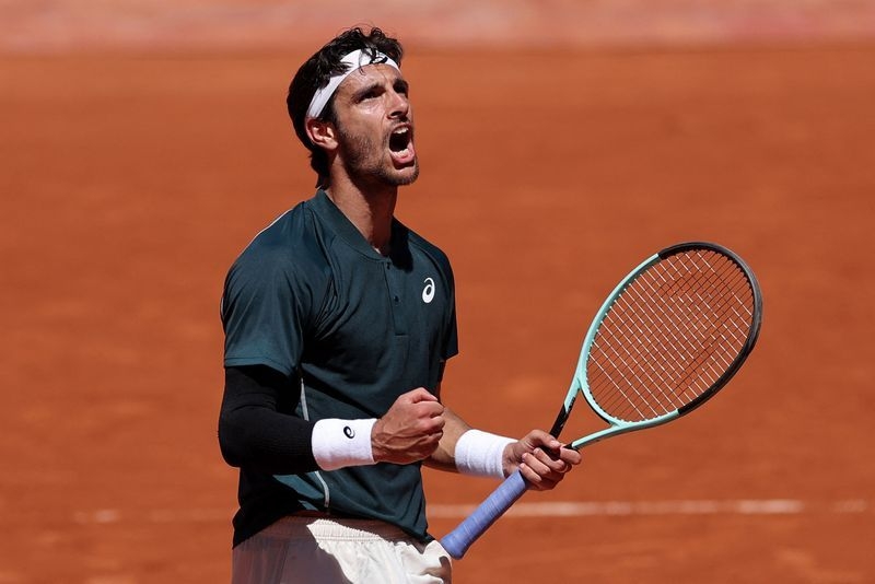 Tennis-Musetti plays game of contrasts at French Open