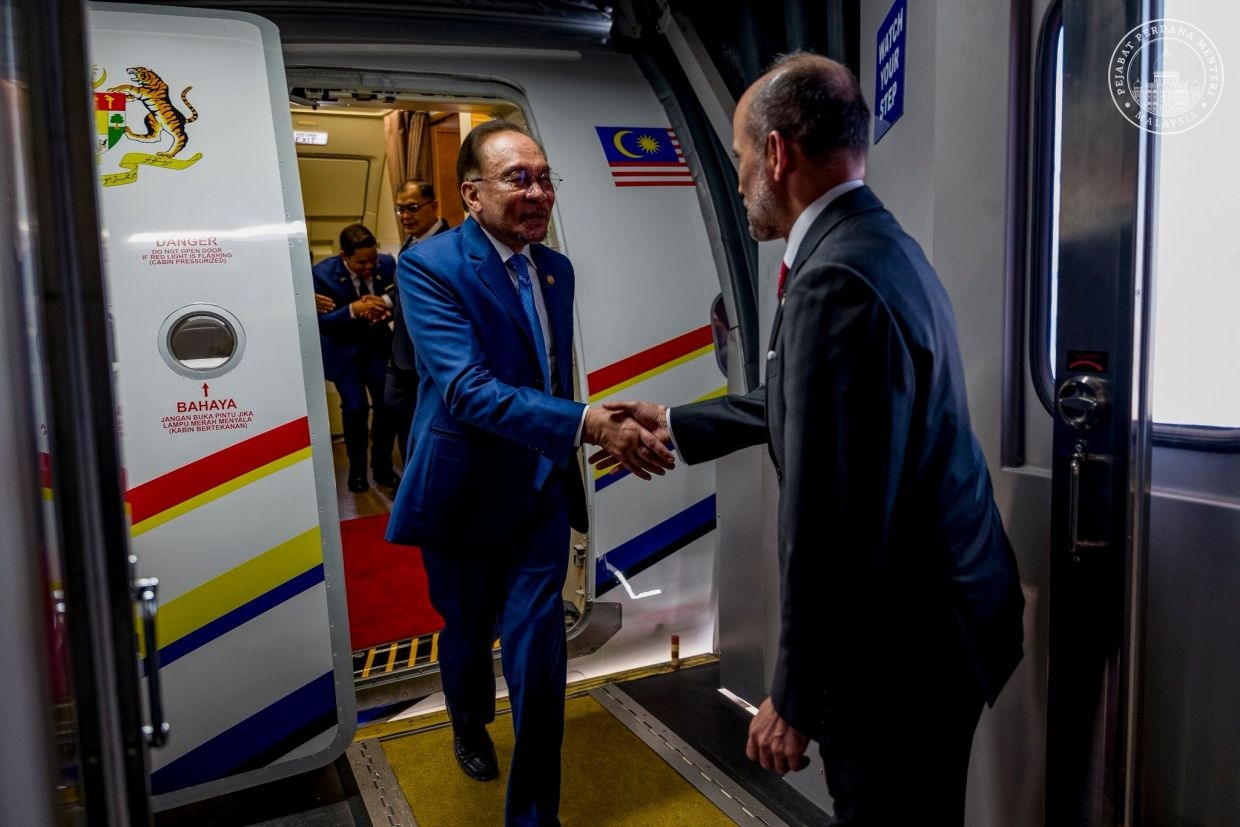 Anwar arrives in Singapore for Shangri-La dialogue