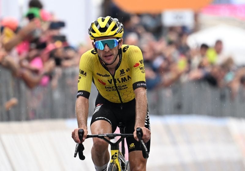 Cycling-Yates snatches pink jersey from Del Toro on penultimate Giro stage