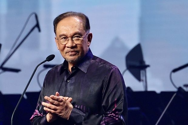 Anwar announces book voucher initiative for 400,000 teachers