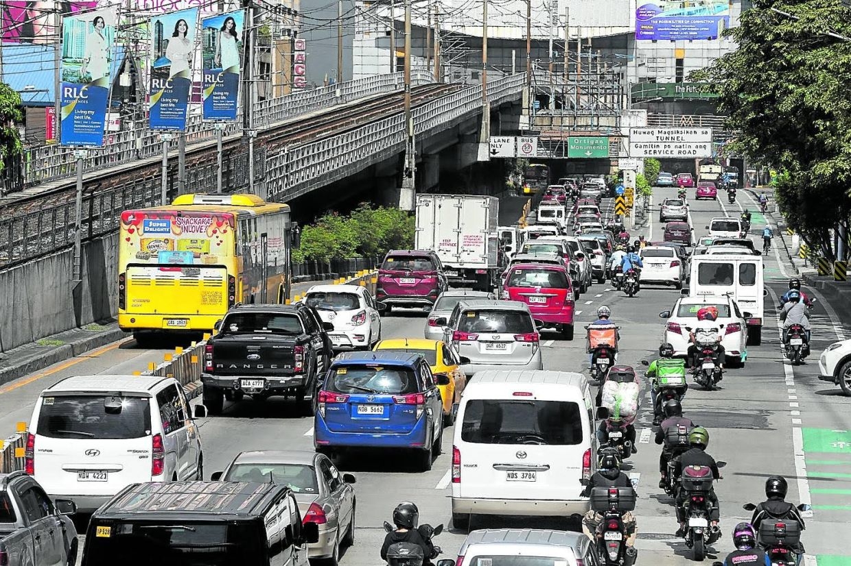 Marcos postpones rehab of Manila's major circle road for a month
