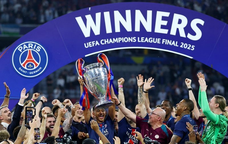 Soccer-PSG fans invade pitch for souvenirs after Champions League triumph