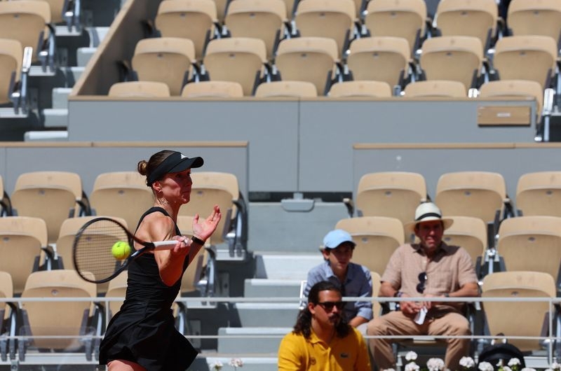 Tennis-Svitolina saves match points to beat Paolini and reach French Open quarters