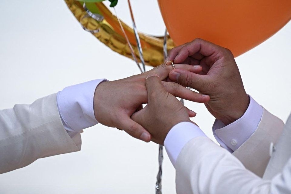 Gay Chinese couple fulfil wedding dream in 'freer' Thailand