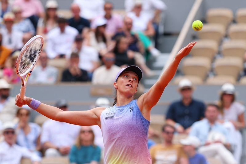 Tennis-Swiatek digs herself out of deep hole to reach French Open last eight