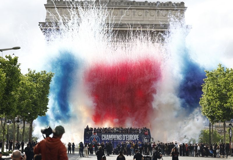 Soccer-Paris welcomes its champions on the Champs Elysees