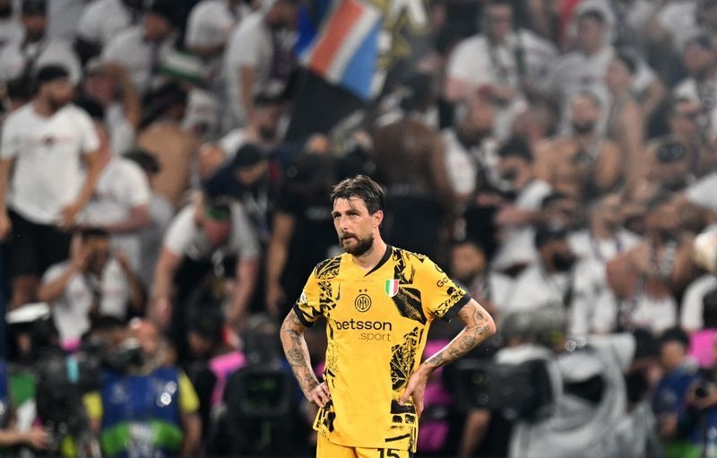 Soccer-Inter's Acerbi withdraws from Italy squad citing lack of respect