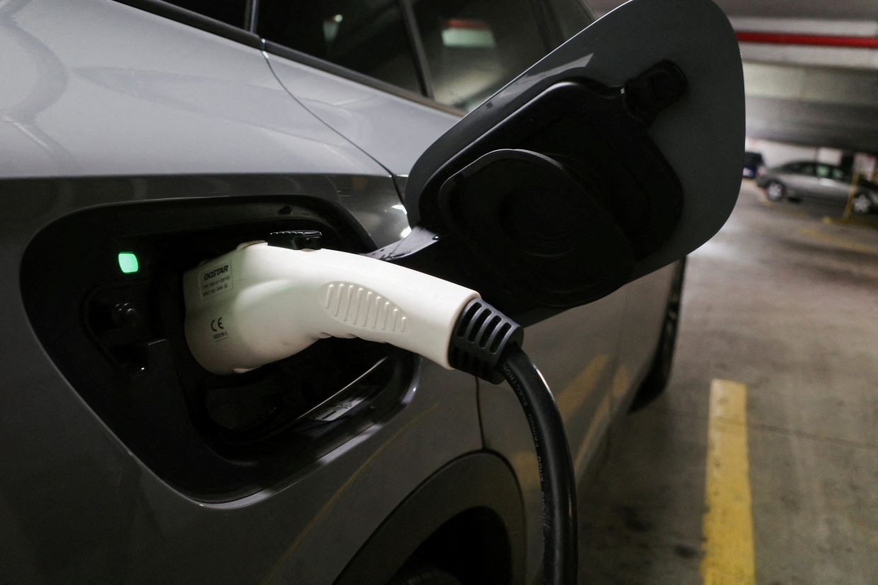 Consumers, manufacturers key to enforcing EV battery recycling