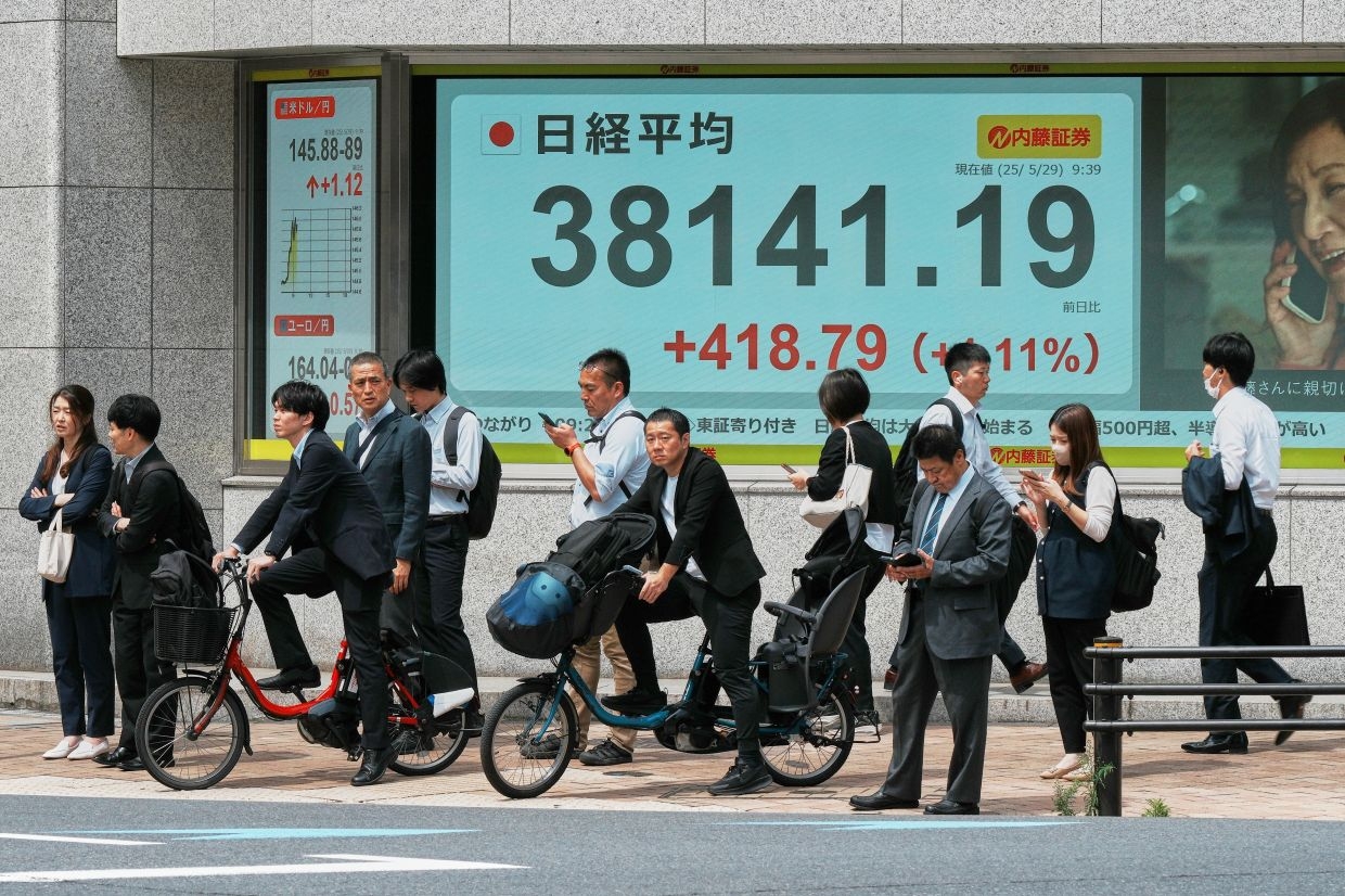 Stocks drop, gold rises in risk-off start to week