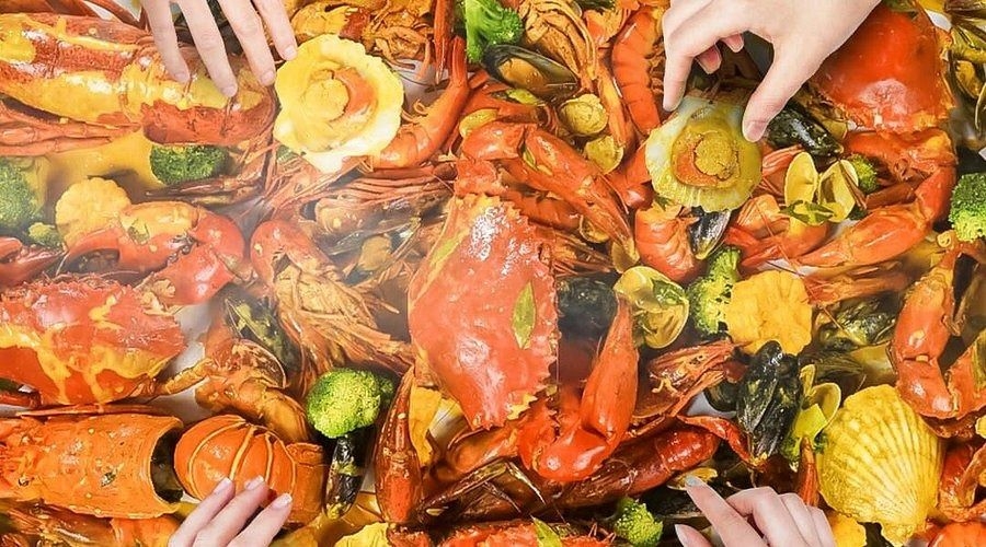 Welcome to 'Ombak Kitchen', it gives you the pleasure of having South-East Asian seafood cuisine in its own Asia way of eating-style