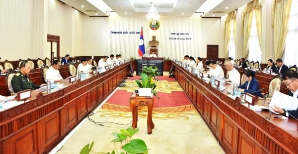 Lao officials hold meeting to review economic situation