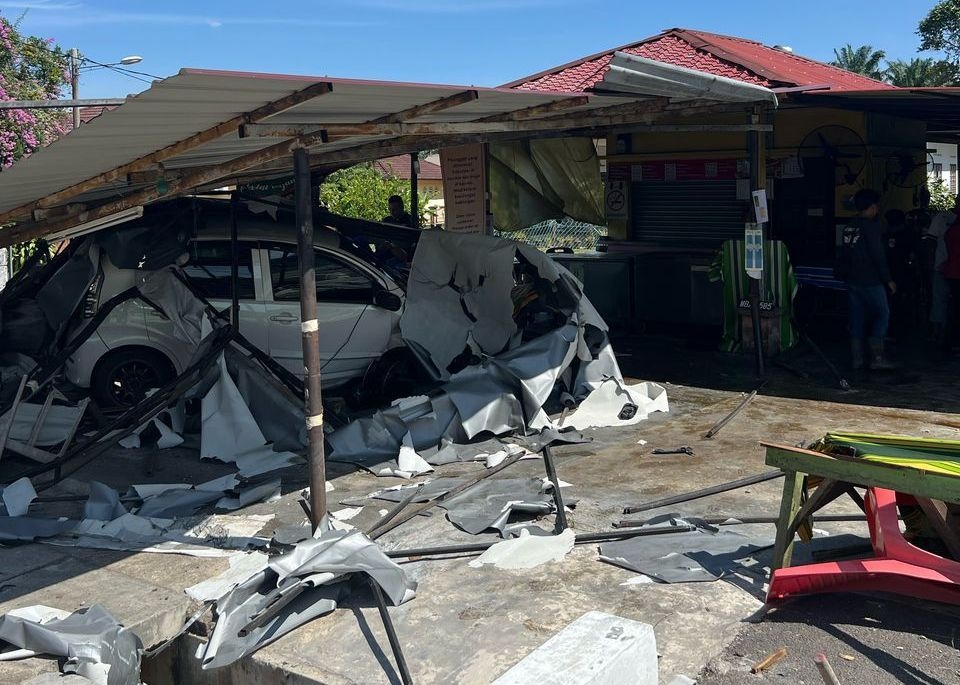 Retiree loses control of car, crashes into food stall in Alor Gajah