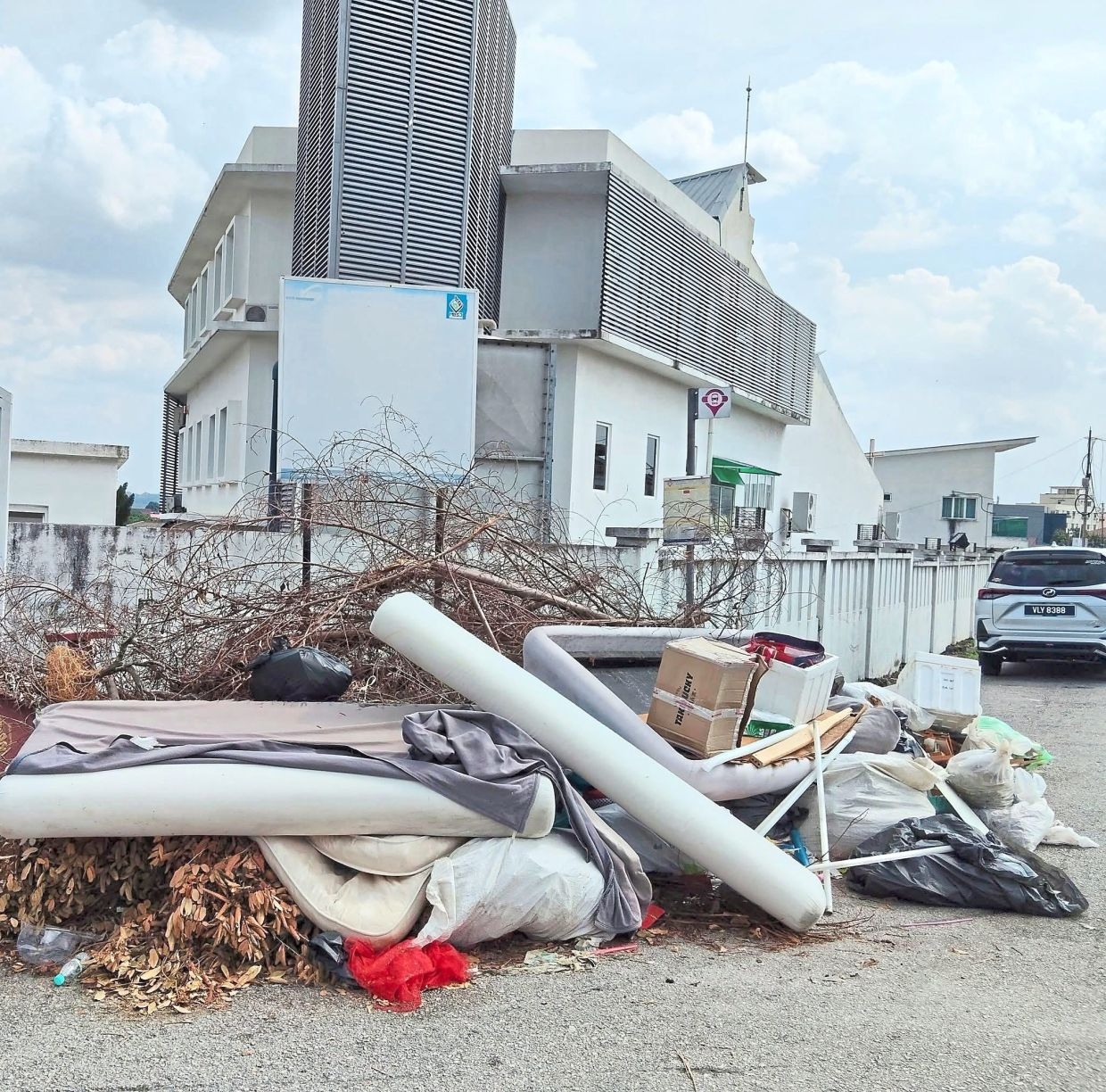 Piles of rubbish mar Seri Kembangan's image