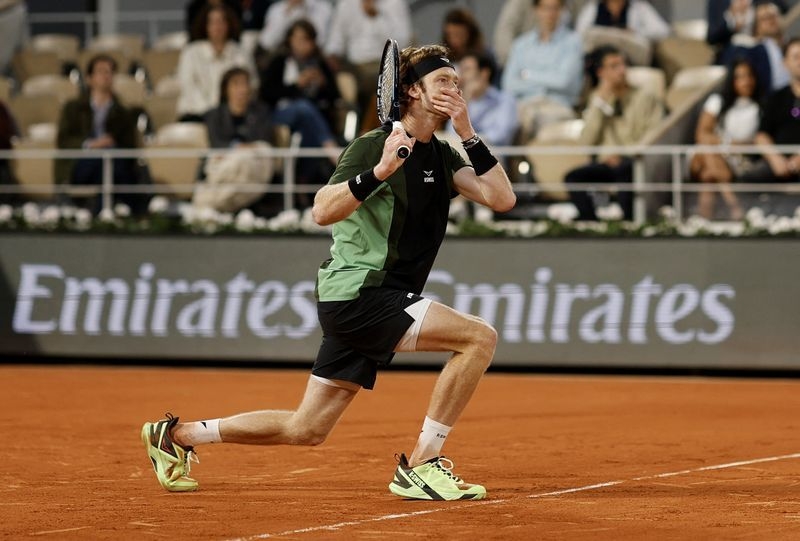 Tennis-Sublime Sinner marches on in Paris with drubbing of Rublev