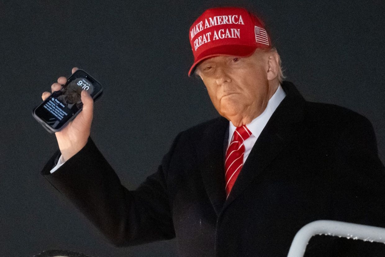Trump's lockscreen photo on his iPhone is 'Trumpiest thing ever'
