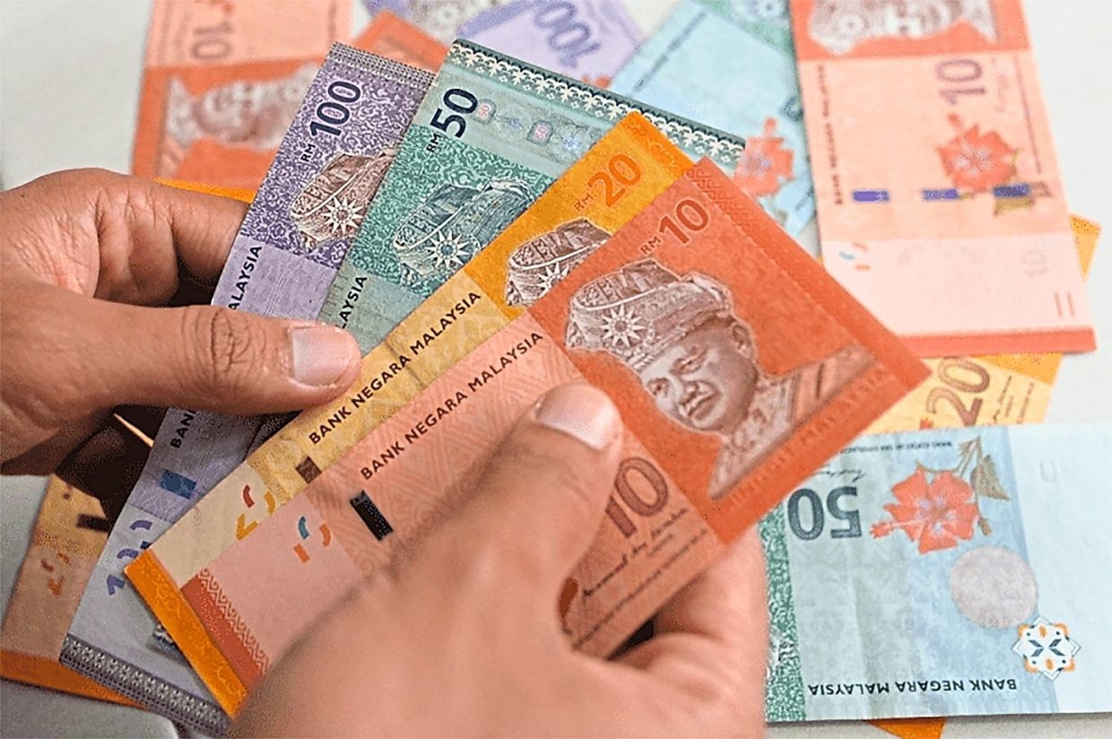 Ringgit closes slightly higher against US$ on cautious sentiment
