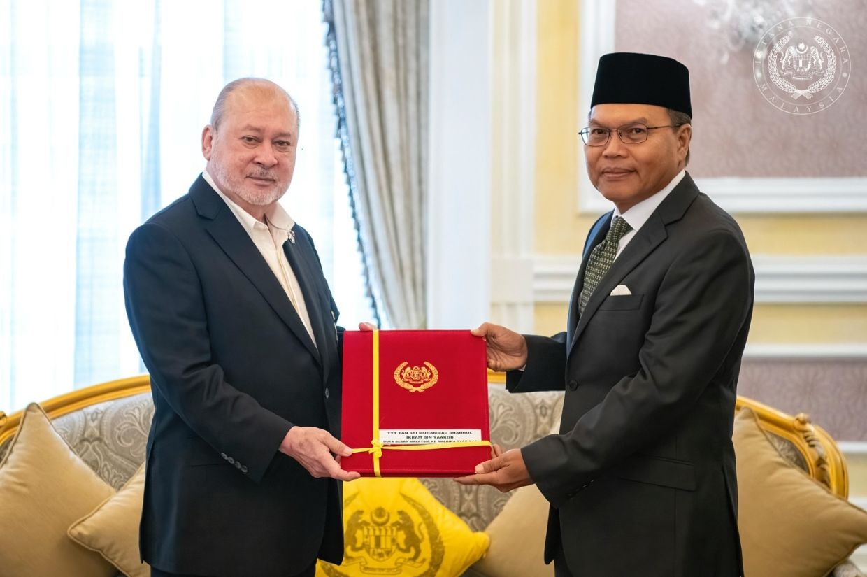 King presents instrument of appointment of new Malaysian ambassador to the US