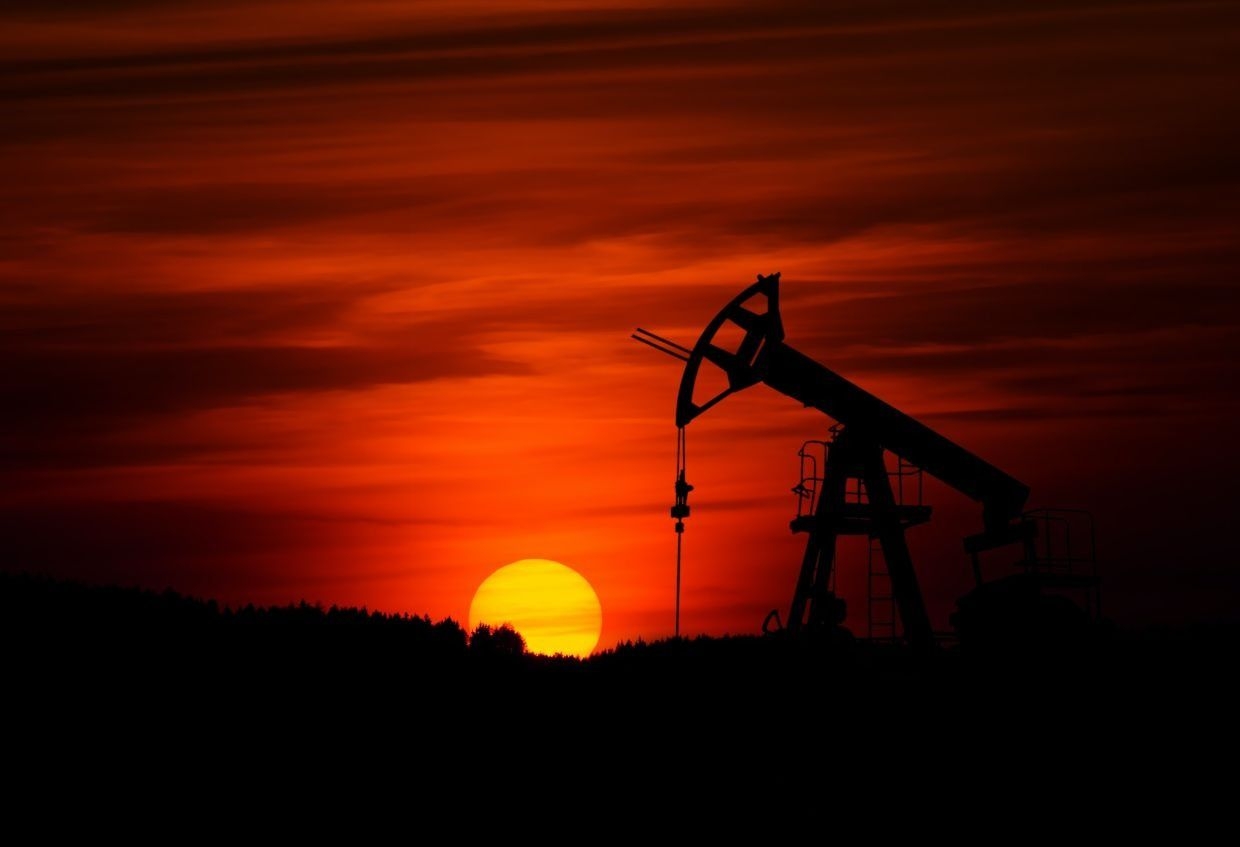 Oil edges up as geopolitical concerns and weaker dollar support