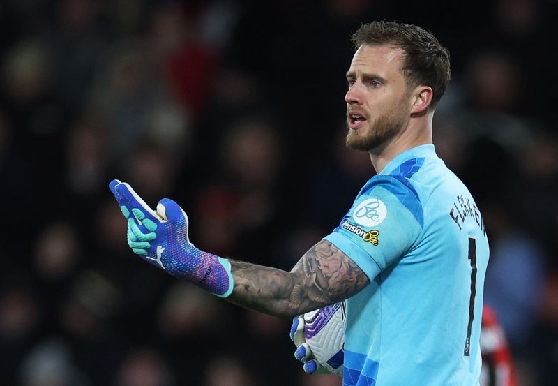 Soccer-Leverkusen sign Dutch goalkeeper Flekken from Brentford