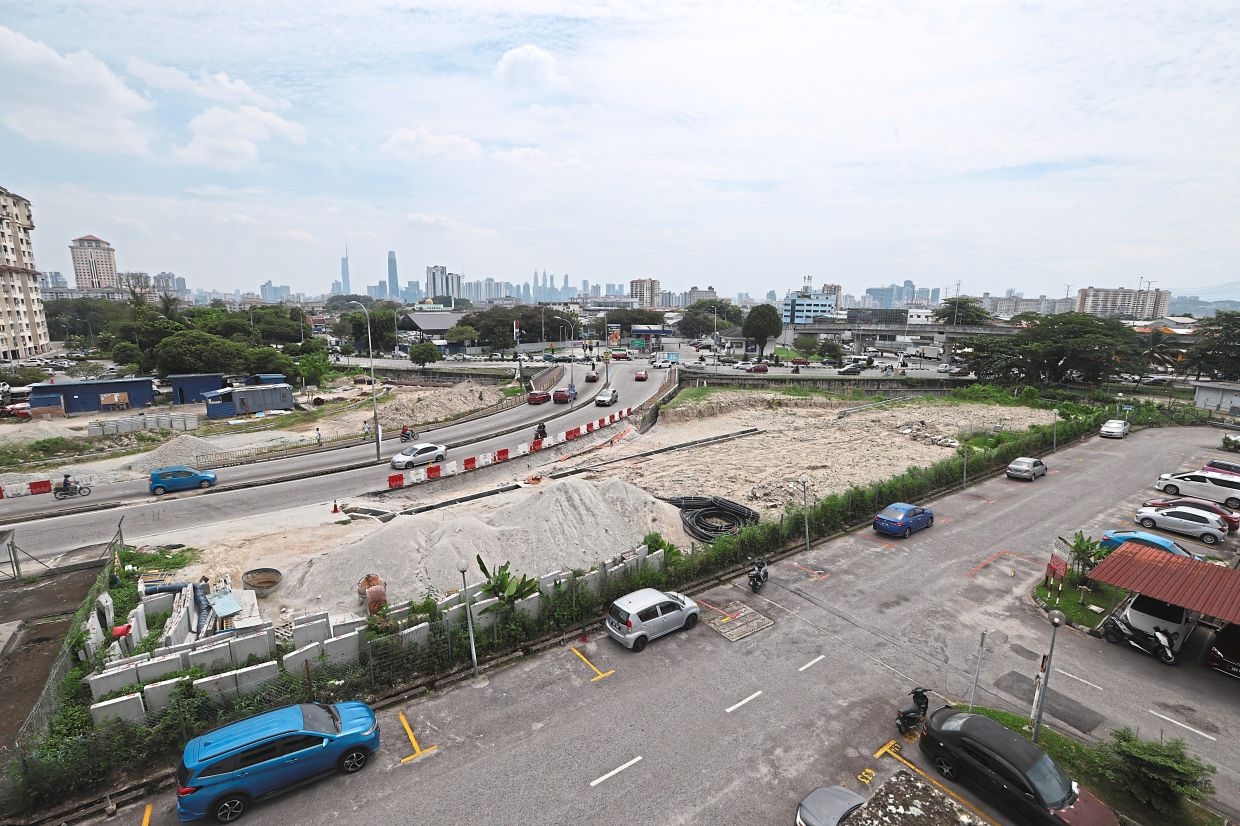 Underground cables delay Pandan Indah bridge works