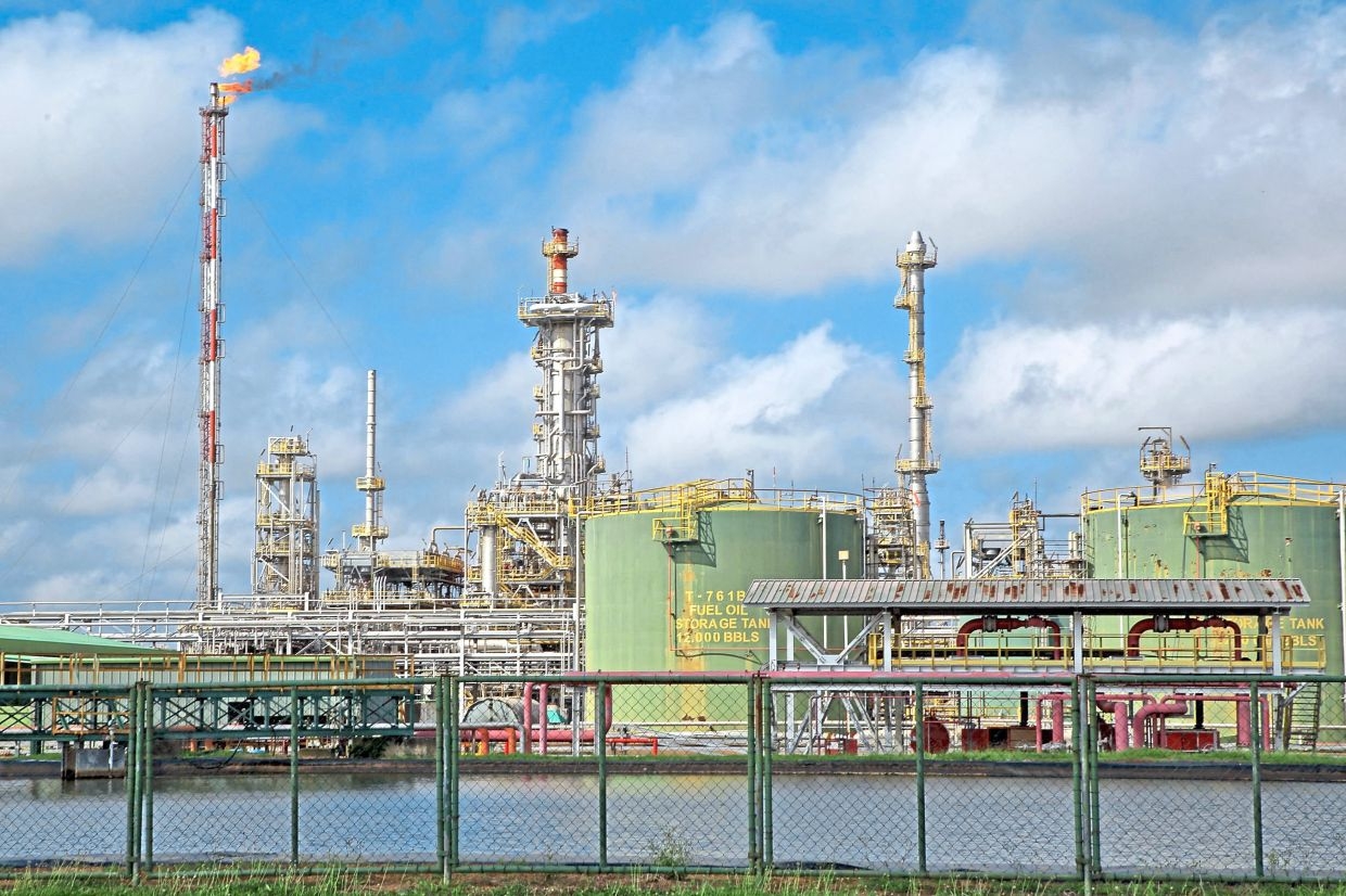Global oil refiners see short-term boost