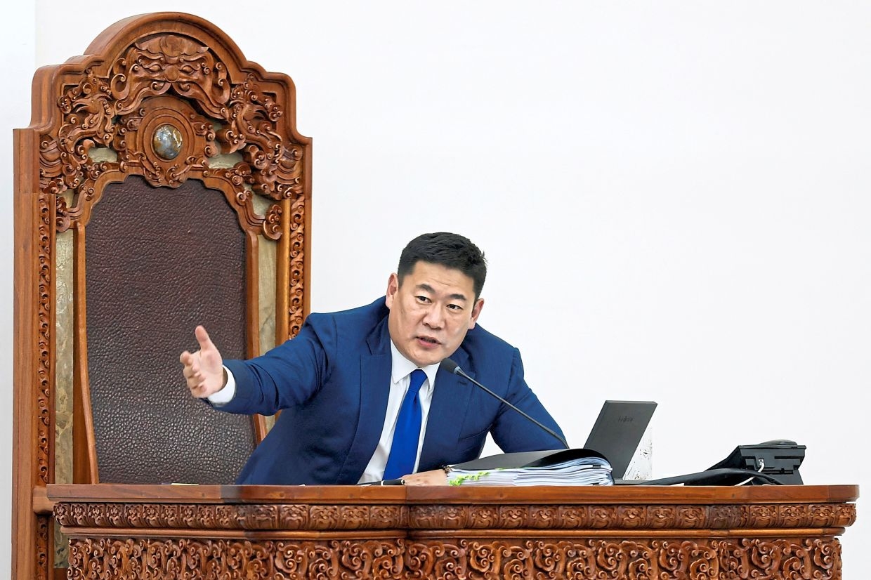 PM quits after losing backing and protests