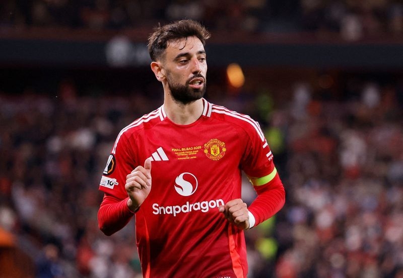 Soccer-Fernandes rejects Al-Hilal offer to stay at Manchester United