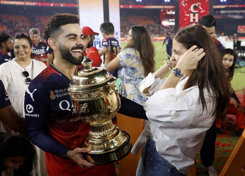 Cricket-Kohli dedicates IPL title to former Bengaluru team mates de Villiers, Gayle