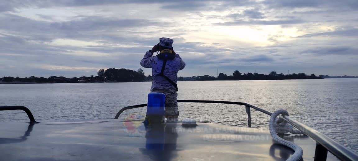 MMEA detains Malaysian-registered vessel crewed illegally by foreigners