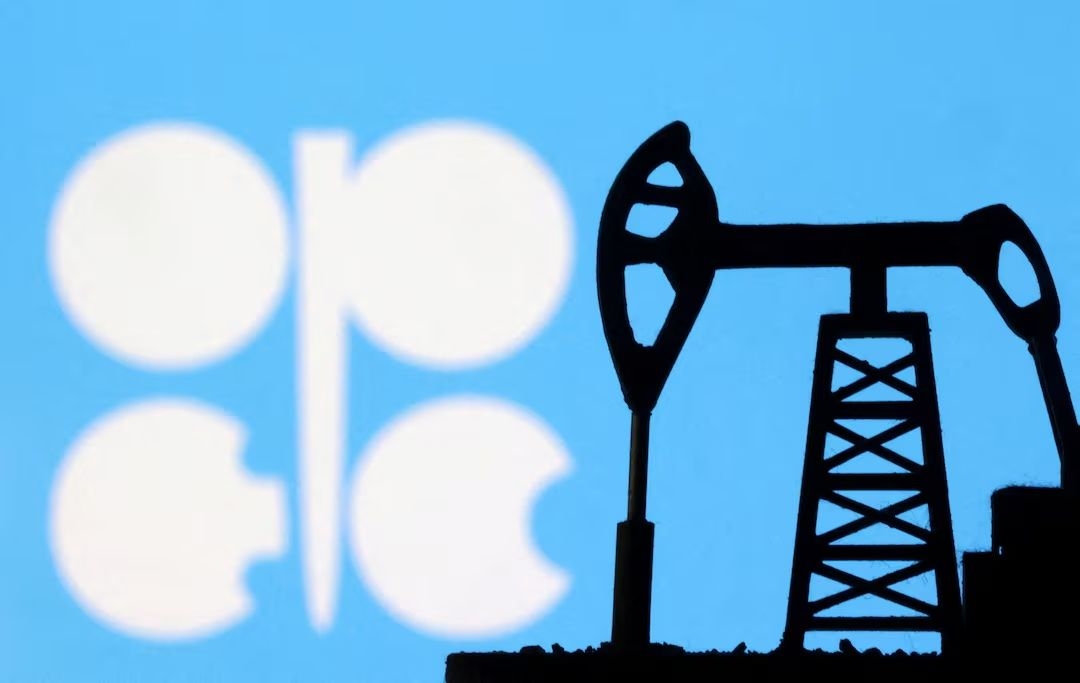 Oil slips on US stockpile build, Saudi Arabia price cuts